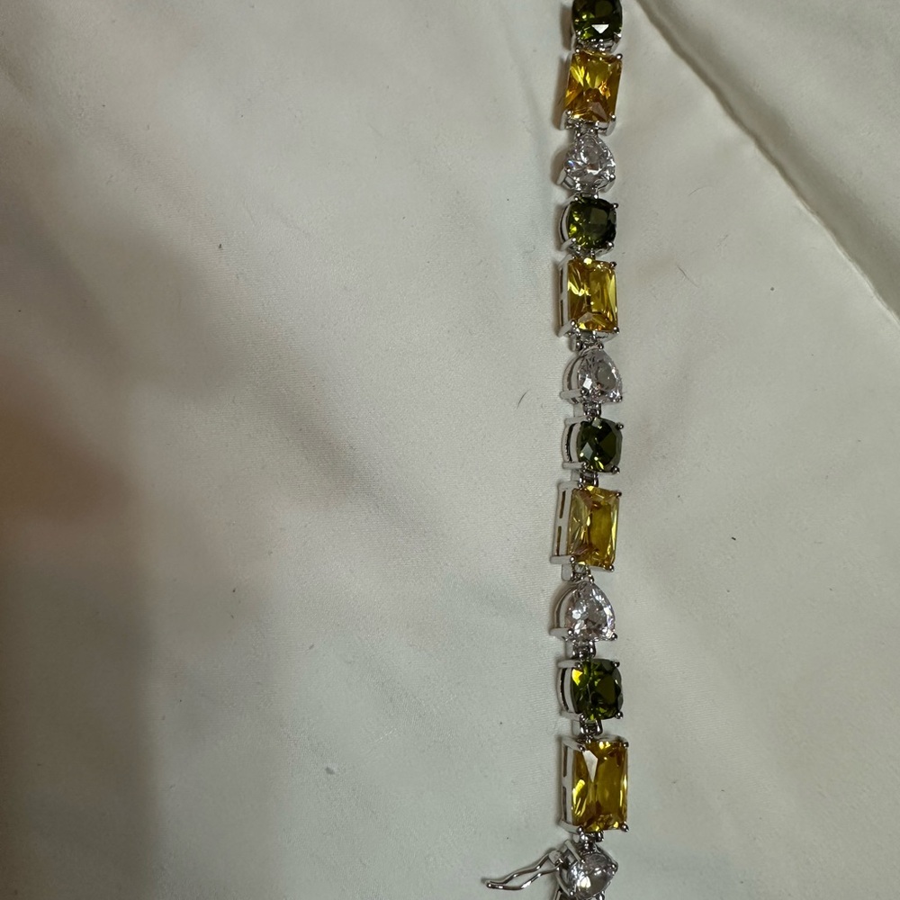 Elegant Silver and Gold-Toned Bracelet made by Park Lane - Picture 2 of 2